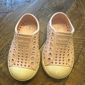 Native Kids Water Shoes in Light Pink and Cream
